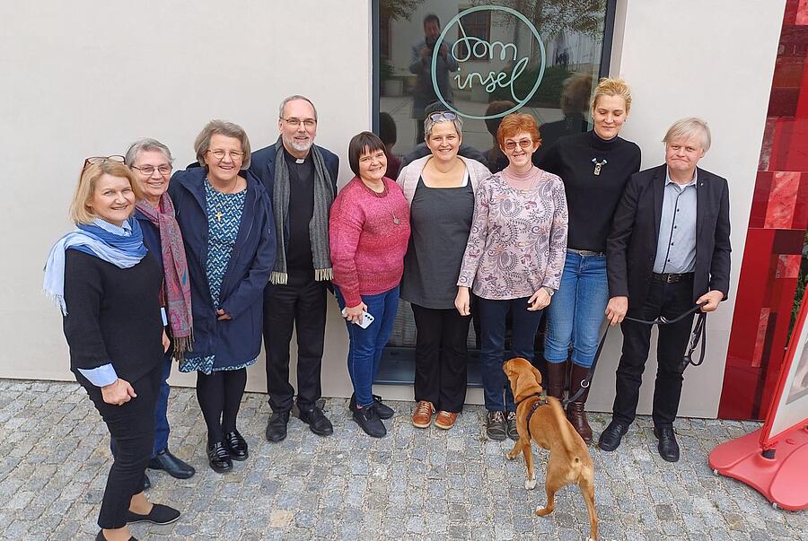 Trafen sich zum Austausch in Eisenstadt: Sr. Eveline Bettstein (3.v.l.), P. Lorenz Voith (4.v.l.), Andrea Orosz, (5.v.l.), Verena Osanna (6.v.l.) und Sr. Erika Ilyés (7.v.l.).